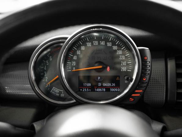 Mini Hatch III (F55/F56) с пробегом 2017 года, цена 1 540 000 рублей, 148677 км, хэтчбек, Автокод Объявления