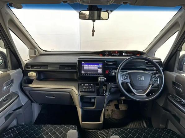 Honda Stepwgn V Рестайлинг с пробегом 2017 года, цена 1 829 000 рублей, 101974 км, минивэн, Автокод Объявления