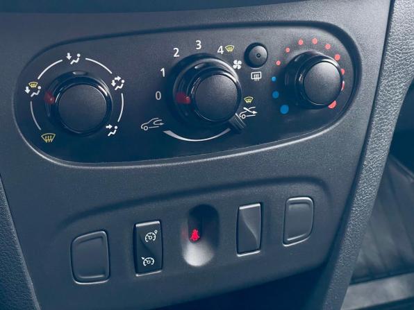 Renault Sandero II Рестайлинг с пробегом 2019 года, цена 920 000 рублей, 98770 км, хэтчбек, Автокод Объявления