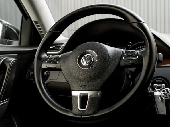 Volkswagen Passat B7 с пробегом 2011 года, цена 930 000 рублей, 341957 км, седан, Автокод Объявления