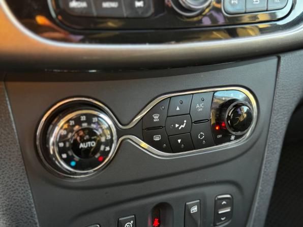 Renault Sandero II с пробегом 2015 года, цена 730 000 рублей, 180191 км, хэтчбек, Автокод Объявления
