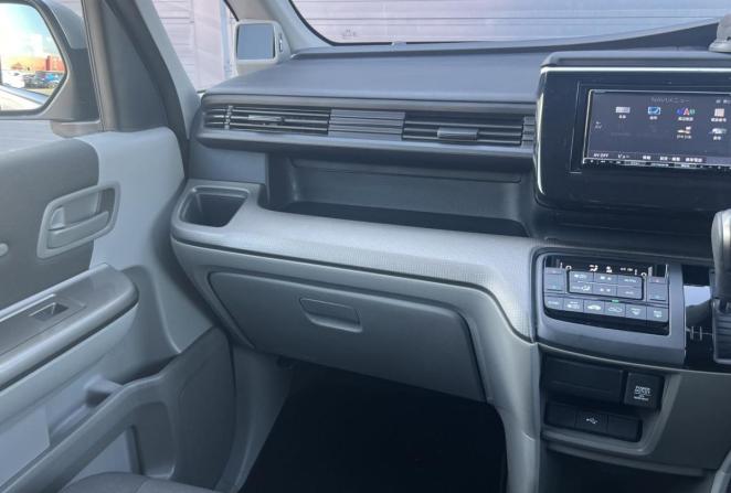 Honda Stepwgn V Рестайлинг с пробегом 2019 года, цена 1 825 000 рублей, 103563 км, минивэн, Автокод Объявления