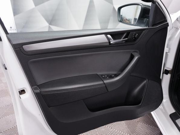Skoda Rapid I Рестайлинг с пробегом 2018 года, цена 1 011 000 рублей, 222000 км, лифтбек, Автокод Объявления