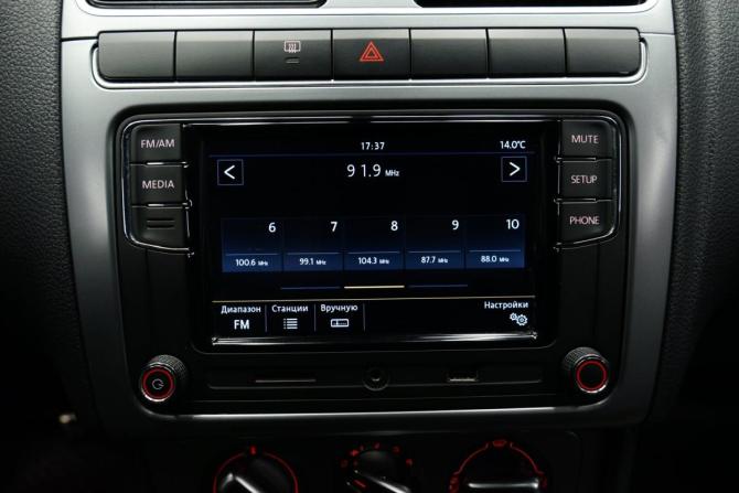 Volkswagen Polo V Рестайлинг с пробегом 2016 года, цена 1 093 000 рублей, 220000 км, седан, Автокод Объявления