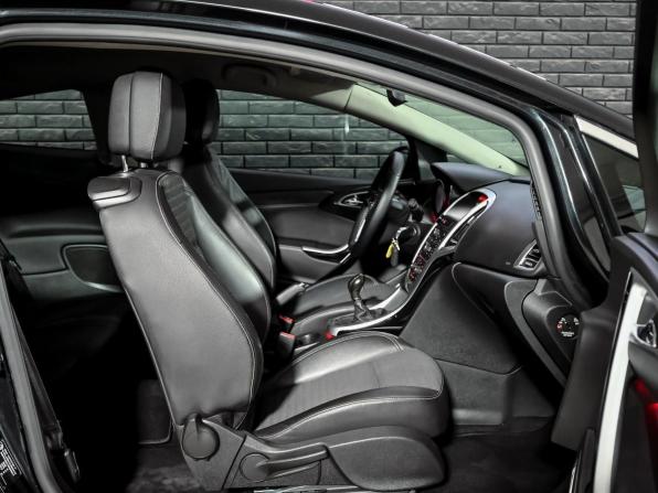 Opel Astra J Рестайлинг с пробегом 2014 года, цена 900 000 рублей, 121281 км, хэтчбек, Автокод Объявления