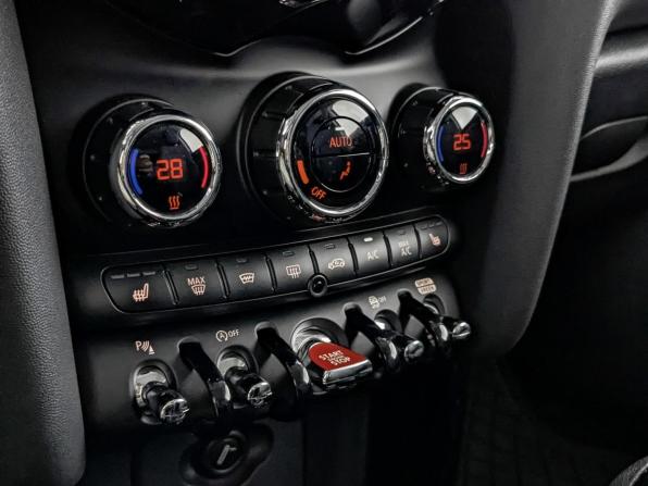 Mini Hatch III (F55/F56) Рестайлинг с пробегом 2019 года, цена 2 520 000 рублей, 86114 км, хэтчбек, Автокод Объявления