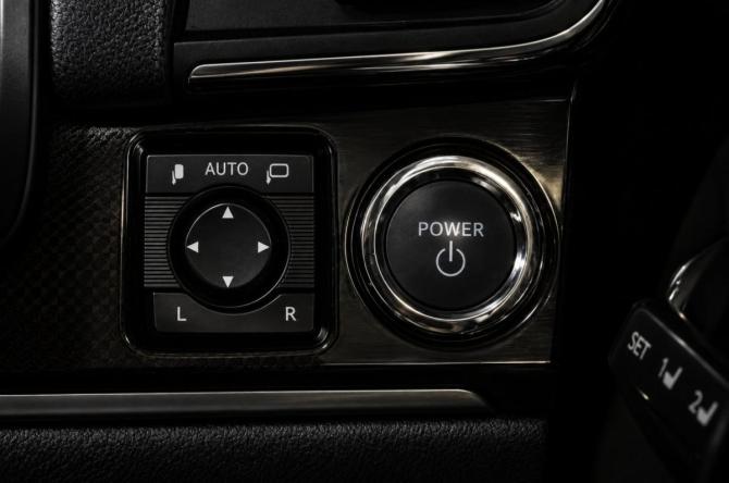 Toyota Crown XIV (S210) Рестайлинг с пробегом 2016 года, цена 2 579 000 рублей, 302030 км, седан, Автокод Объявления