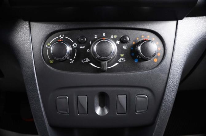 Renault Logan II Рестайлинг с пробегом 2021 года, цена 1 349 000 рублей, 80300 км, седан, Автокод Объявления