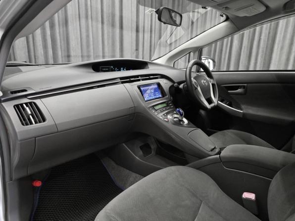 Toyota Prius III (XW30) с пробегом 2010 года, цена 899 000 рублей, 245000 км, лифтбек, Автокод Объявления
