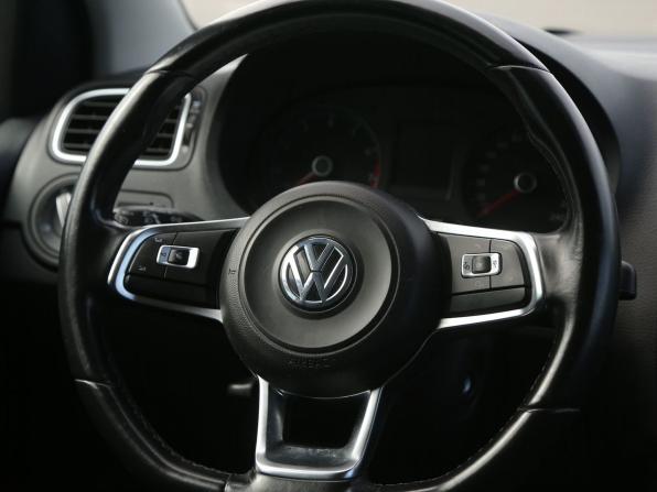 Volkswagen Polo V Рестайлинг с пробегом 2019 года, цена 1 185 000 рублей, 99000 км, седан, Автокод Объявления