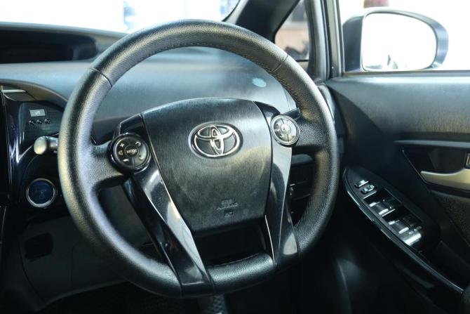 Toyota Prius III Рестайлинг (XW30) с пробегом 2015 года, цена 1 349 000 рублей, 296000 км, лифтбек, Автокод Объявления