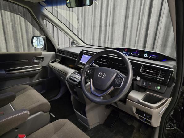 Honda Stepwgn V с пробегом 2016 года, цена 1 620 000 рублей, 120000 км, минивэн, Автокод Объявления