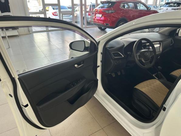 Hyundai Solaris II с пробегом 2018 года, цена 990 000 рублей, 134000 км, седан, Автокод Объявления