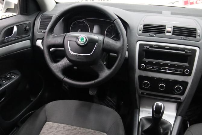 Skoda Octavia II (A5) Рестайлинг с пробегом 2013 года, цена 695 950 рублей, 195574 км, лифтбек, Автокод Объявления