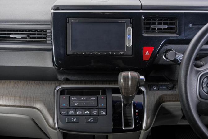 Honda Stepwgn V с пробегом 2015 года, цена 1 639 000 рублей, 180000 км, минивэн, Автокод Объявления
