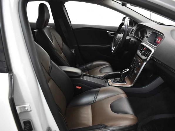 Volvo V40 Cross Country I Рестайлинг с пробегом 2017 года, цена 1 735 000 рублей, 100114 км, хэтчбек, Автокод Объявления