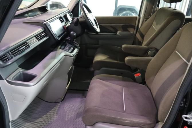 Honda Stepwgn V с пробегом 2017 года, цена 1 269 000 рублей, 235000 км, минивэн, Автокод Объявления