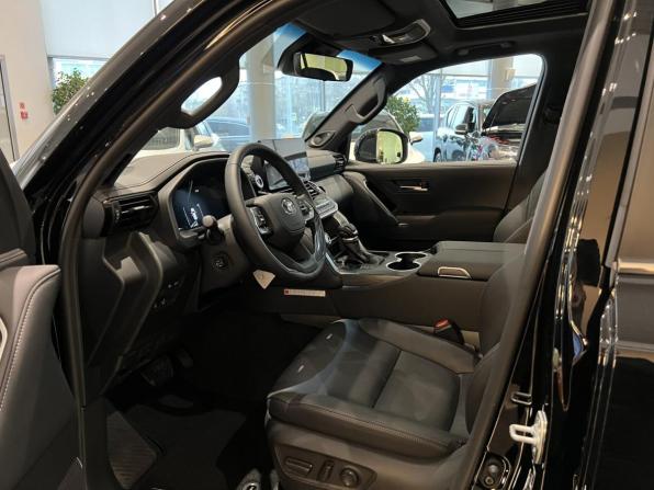Toyota Land Cruiser 300 Series с пробегом 2025 года, цена 16 132 000 рублей, 21 км, внедорожник, Автокод Объявления