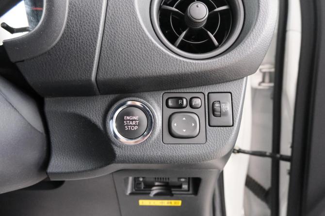 Toyota Vitz III (XP130) Рестайлинг 2 с пробегом 2019 года, цена 949 000 рублей, 102250 км, хэтчбек, Автокод Объявления