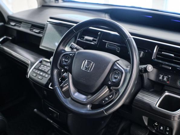 Honda Stepwgn V с пробегом 2015 года, цена 1 848 000 рублей, 106338 км, минивэн, Автокод Объявления