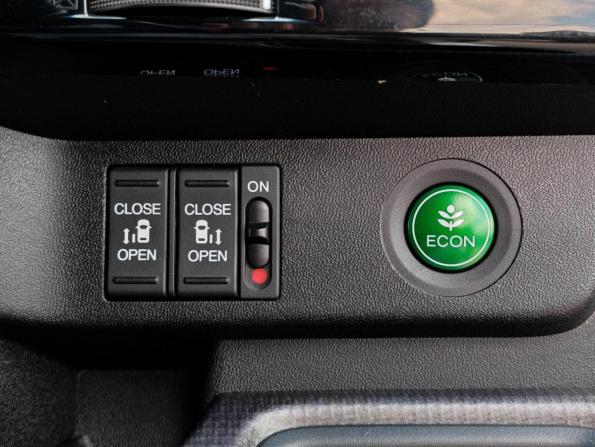 Honda Stepwgn V с пробегом 2015 года, цена 1 998 000 рублей, 113027 км, минивэн, Автокод Объявления