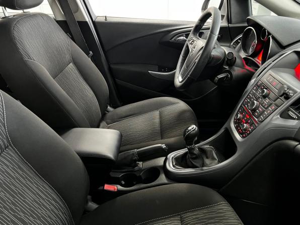 Opel Astra J Рестайлинг с пробегом 2013 года, цена 600 000 рублей, 263847 км, седан, Автокод Объявления