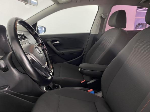 Volkswagen Polo V Рестайлинг с пробегом 2018 года, цена 950 000 рублей, 220615 км, седан, Автокод Объявления