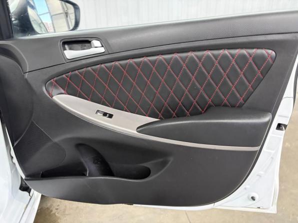 Hyundai Solaris I Рестайлинг с пробегом 2015 года, цена 1 037 000 рублей, 175477 км, седан, Автокод Объявления