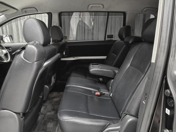 Toyota ISis I Рестайлинг с пробегом 2012 года, цена 1 270 000 рублей, 185000 км, минивэн, Автокод Объявления