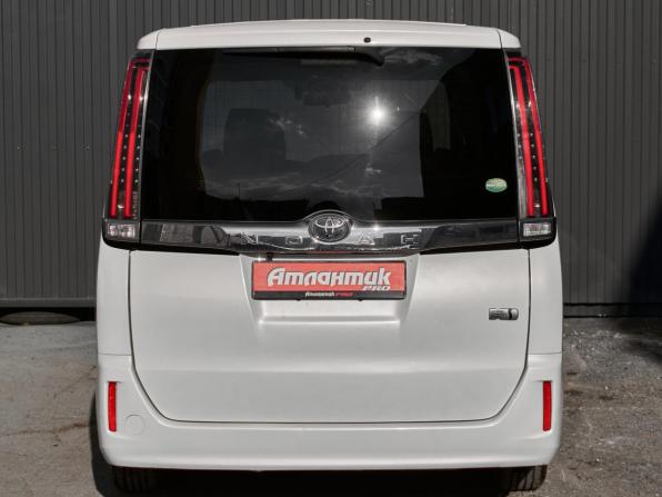 Toyota Noah III (R80) Рестайлинг с пробегом 2018 года, цена 2 370 000 рублей, 126503 км, минивэн, Автокод Объявления