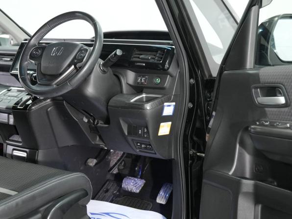 Honda Stepwgn V с пробегом 2017 года, цена 2 090 000 рублей, 97828 км, минивэн, Автокод Объявления