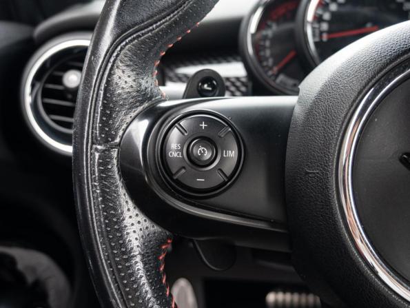 Mini Hatch III (F55/F56) Рестайлинг с пробегом 2019 года, цена 3 350 000 рублей, 50793 км, хэтчбек, Автокод Объявления
