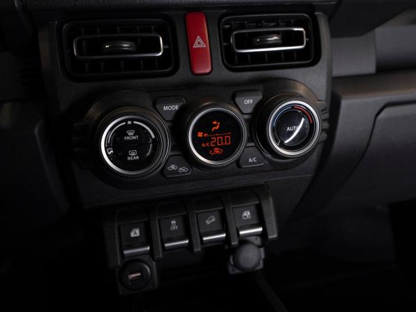 Suzuki Jimny IV с пробегом 2025 года, цена 4 200 000 рублей, 31 км, внедорожник, Автокод Объявления
