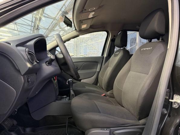 Renault Logan II Рестайлинг с пробегом 2018 года, цена 1 095 000 рублей, 89451 км, седан, Автокод Объявления