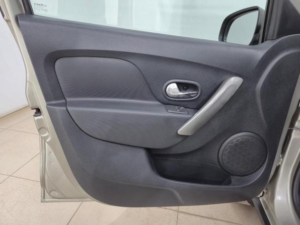 Renault Sandero II с пробегом 2016 года, цена 780 000 рублей, 203270 км, хэтчбек, Автокод Объявления