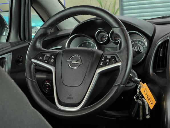 Opel Astra J Рестайлинг с пробегом 2014 года, цена 1 090 000 рублей, 115299 км, хэтчбек, Автокод Объявления