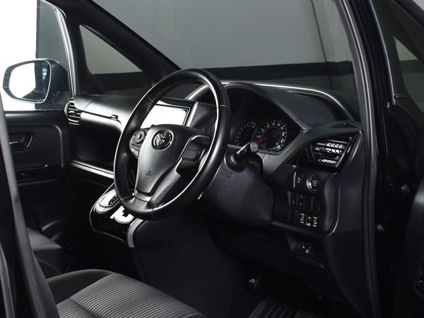 Toyota Voxy III (R80) Рестайлинг с пробегом 2019 года, цена 2 390 995 рублей, 80969 км, минивэн, Автокод Объявления