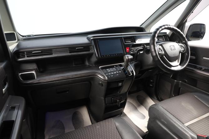 Honda Stepwgn V с пробегом 2015 года, цена 1 799 000 рублей, 140595 км, минивэн, Автокод Объявления