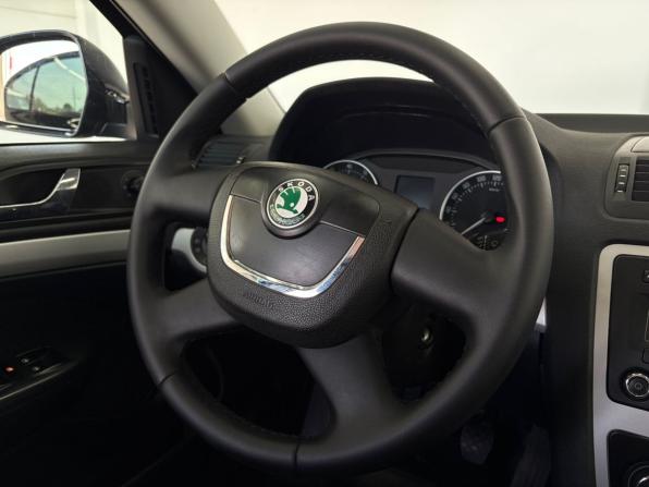 Skoda Octavia II (A5) Рестайлинг с пробегом 2011 года, цена 889 000 рублей, 271516 км, лифтбек, Автокод Объявления