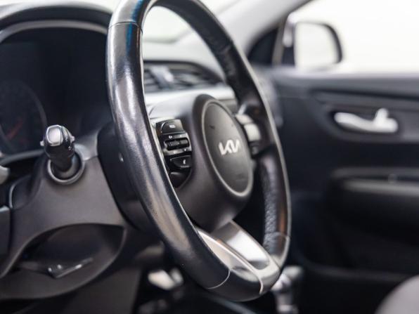 Kia Rio IV Рестайлинг с пробегом 2021 года, цена 1 618 000 рублей, 62770 км, седан, Автокод Объявления