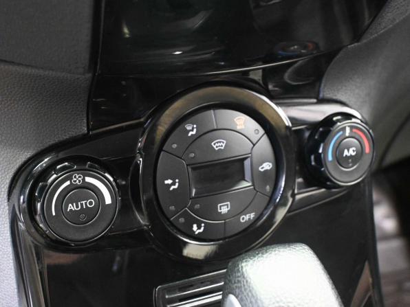 Ford Fiesta Mk6 Рестайлинг с пробегом 2015 года, цена 929 900 рублей, 119000 км, хэтчбек, Автокод Объявления