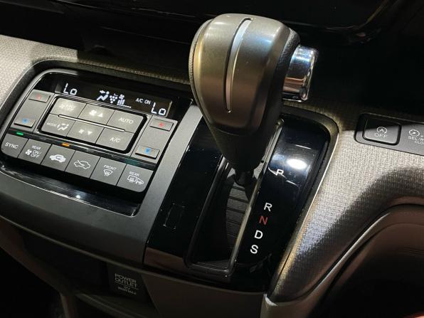 Honda Stepwgn V с пробегом 2015 года, цена 1 720 000 рублей, 91386 км, минивэн, Автокод Объявления