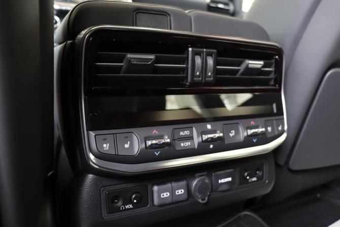 Toyota Land Cruiser 300 Series с пробегом 2023 года, цена 15 700 000 рублей, 1 км, внедорожник, Автокод Объявления