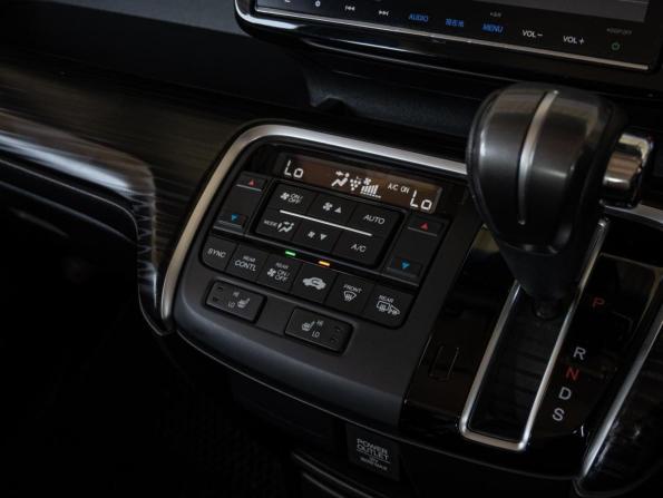 Honda Stepwgn V с пробегом 2016 года, цена 2 080 000 рублей, 120124 км, минивэн, Автокод Объявления