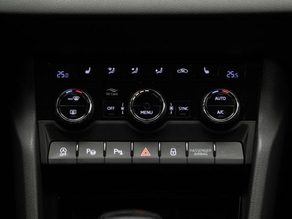 Skoda Karoq I Рестайлинг с пробегом 2021 года, цена 2 475 000 рублей, 44000 км, внедорожник, Автокод Объявления