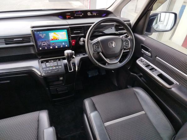 Honda Stepwgn V с пробегом 2016 года, цена 1 850 000 рублей, 96573 км, минивэн, Автокод Объявления