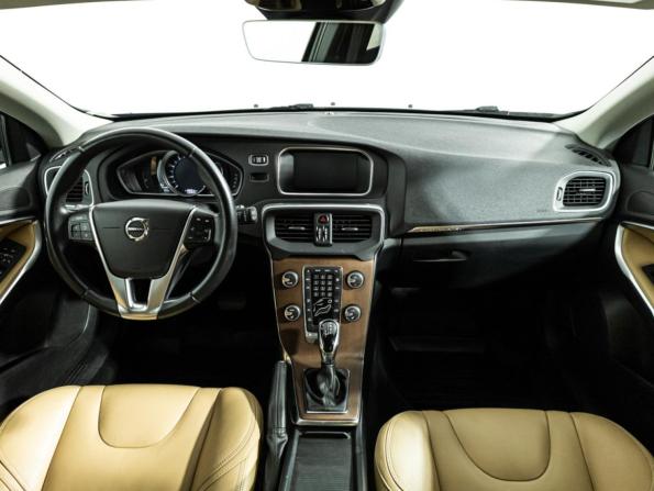 Volvo V40 Cross Country I Рестайлинг с пробегом 2017 года, цена 1 770 000 рублей, 120498 км, хэтчбек, Автокод Объявления