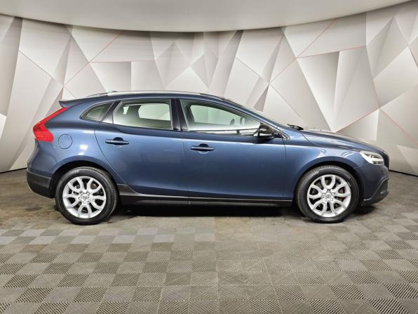 Volvo V40 Cross Country I Рестайлинг с пробегом 2017 года, цена 2 100 000 рублей, 64102 км, хэтчбек, Автокод Объявления
