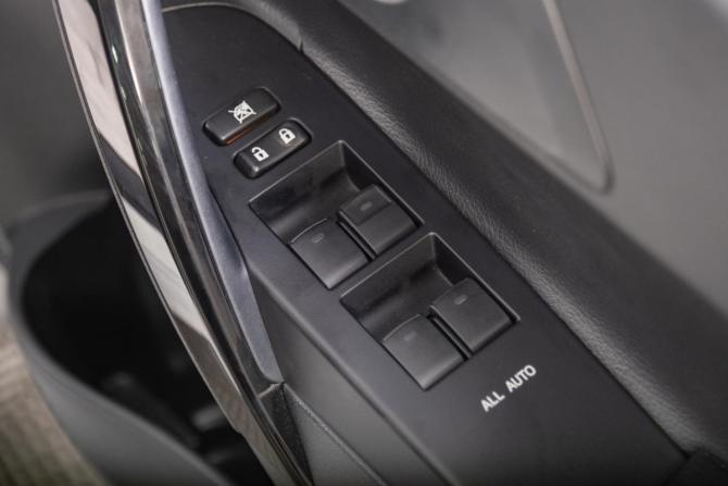 Toyota Auris II Рестайлинг с пробегом 2016 года, цена 1 649 000 рублей, 20000 км, хэтчбек, Автокод Объявления