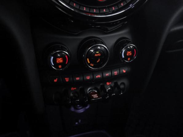 Mini Hatch III (F55/F56) Рестайлинг с пробегом 2020 года, цена 2 349 000 рублей, 44765 км, хэтчбек, Автокод Объявления